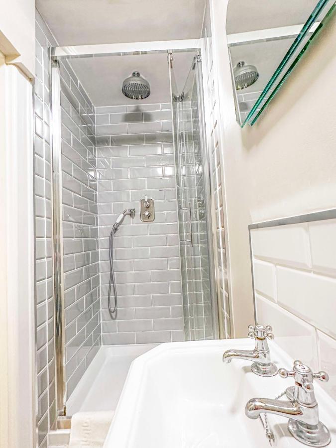 Unique 2 Bed In The Heart Of Bath With Parking Appartement Buitenkant foto